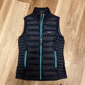 Patagonia puffer vest. XS. Navy blue with turquoise trim.